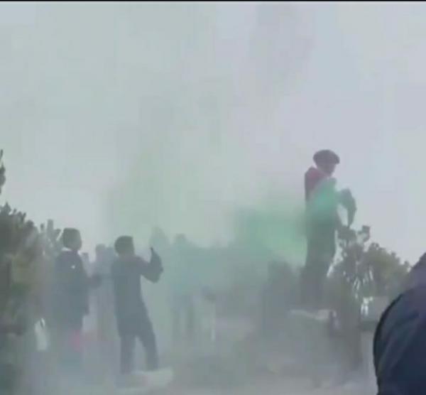 Viral Video Oknum Para Pendaki Nyalakan Smoke Bom di Puncak Gunung Gede, TNGPP Kecam dan Telusuri