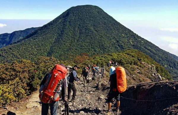 TNGGP Kecam Oknum yang Menyalakan Bom Asap di Puncak Gunung Gede