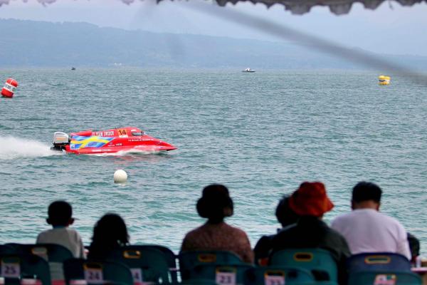 Pesawat Penabur Garam Diterjunkan untuk Mencegah Hujan saat Even F1 Powerboat di Danau Toba