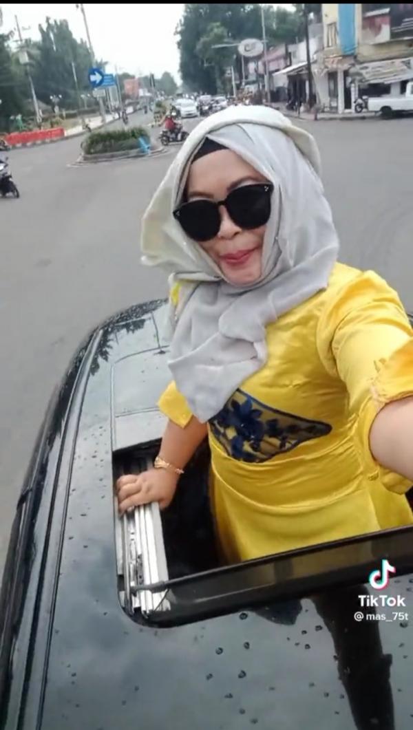 Viral Emak - emak Ngevlog di Sunroof Mobil, Berujung Permohonan Maaf