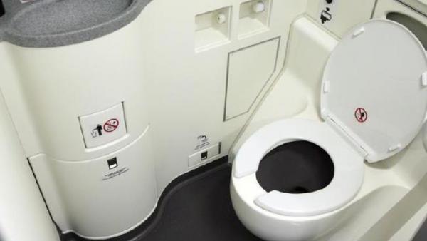 7 Tips Saat Menggunakan Toilet di Pesawat