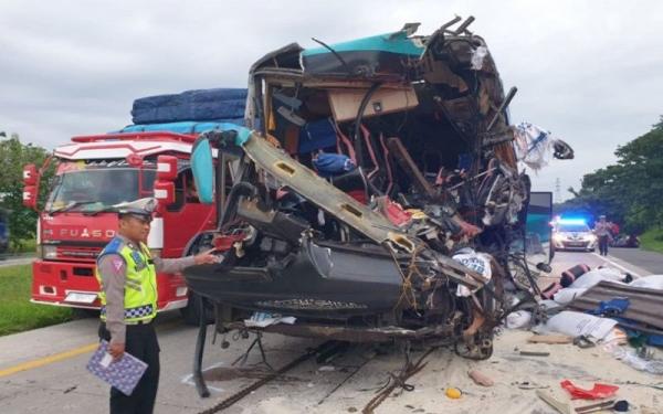 Kecelakaan di Tol Cipali Cirebon, Bus Tabrak Truk 5 Orang Tewas