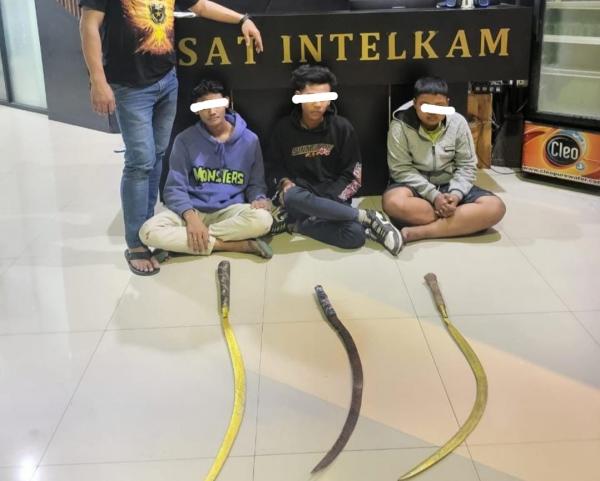 Tenteng Senjata Tajam Mirip Gengster, Tiga Orang Diciduk Polrestabes Surabaya