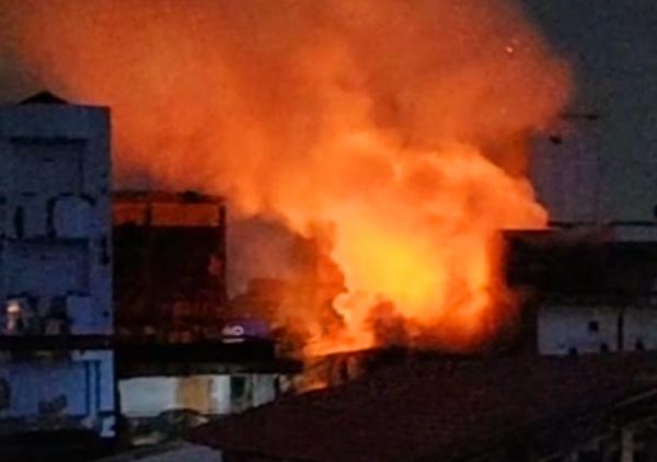 Pasar Ampera Kuala Tungkal Terbakar, Petugas Damkar Terhalang Jalan Sempit