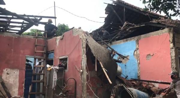 Lapuk Dimakan Usia, Rumah Dihuni Tiga Kepala Keluarga 11 Jiwa di Kota Bogor Ambruk