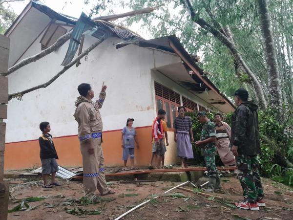 Bangunan Sekolah di Buntao Toraja Utara Tertimpa Pohon Tumbang