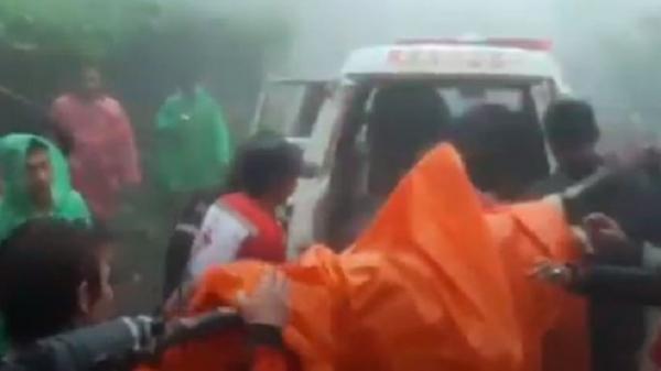 Dramatis, Tim SAR Terobos Hujan Badai untuk Evakuasi Korban Meninggal