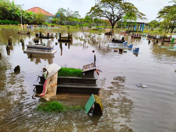 Pemandangan Ratusan Makam di Komplek Pemakaman Keramat Ki Kuwu Jaga Pura Banjir