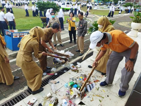 Alun-alun Banjarnegara Banjir Sampah, Ratusan Siswa SMPN 1 Bantu Petugas Kebersihan