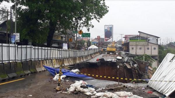 Rawan Dilintasi, Jembatan Cikereteg yang Longsor Ditutup Selama 14 Hari 