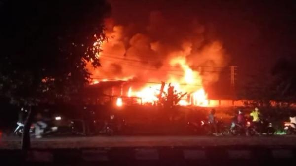 Kebakaran Hebat Landa Pabrik Busa Arjawinangun Cirebon, Damkar Masih Berjibaku Atasi si Jago Merah