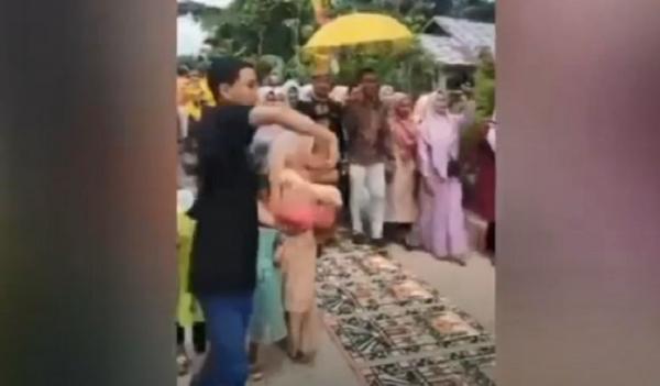 Heboh! Viral Video Pengantin Pakai Sajadah Masjid