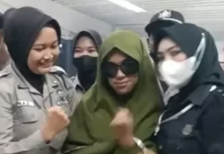 Copet Wanita yang Resahkan Pengunjung Masjid Al-Jabbar Bandung Ditangkap saat Asyik Merokok