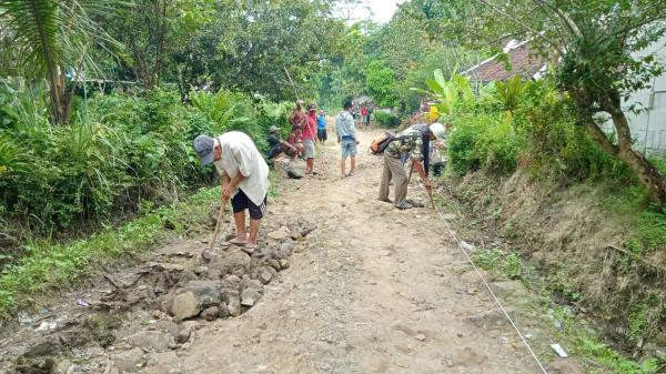 Perlancar Akses Distribusi Pertanian, Pemdes Sirnagalih Cianjur Genjot Perbaikan Infrastruktur JUT