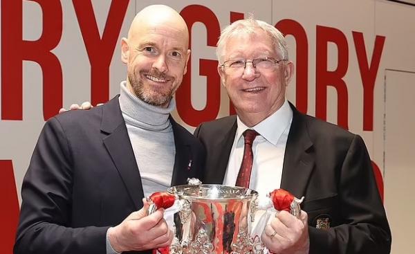 Bawa Man United Juara, Erik Ten Hag Dipeluk Sir Alex Ferguson