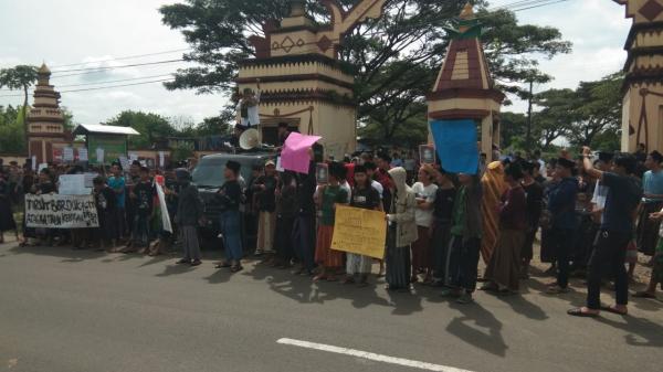 Kasus Pengeroyokan Santri Ponpes Cangkudu Kabupaten Serang, Massa Minta Hakim Hukum Berat