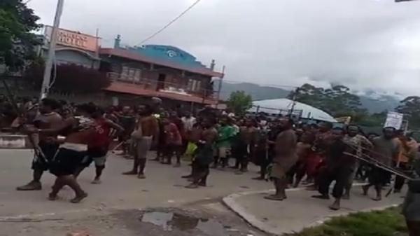 Kota Wamena Lumpuh, Massa Bersenjata Tradisional Turun ke Jalan