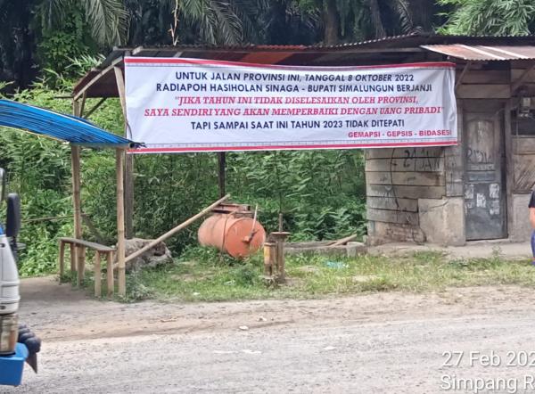 Spanduk Bupati Simalungun Ingkar Janji Perbaiki Jalan Bertebaran di Jalan Pematang Siantar-Raya