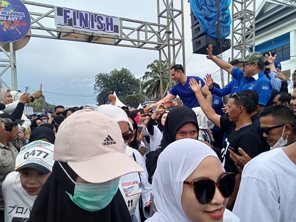 AHY Berswafoto dengan Ribuan Peserta Color Run di Mamuju 