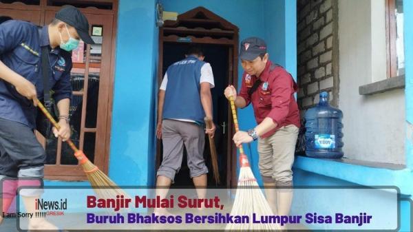 Banjir Mulai Surut, Buruh Gelar Bhaksos Bersihkan Lumpur Sisa Banjir