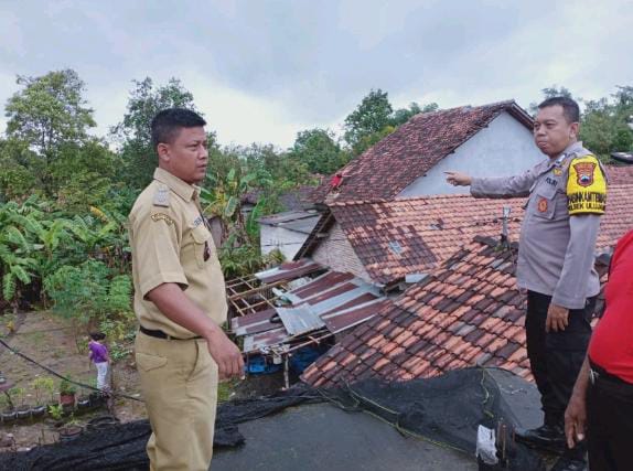 Angin Puting Beliung Terjang Kecamatan Ulujami saat Hujan Lebat, Puluhan Rumah Warga Rusak
