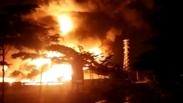 Kebakaran Pabrik Busa Arjawinangun Cirebon Lebih dari 5 Jam Belum Padam, 18 Damkar Dikerahkan