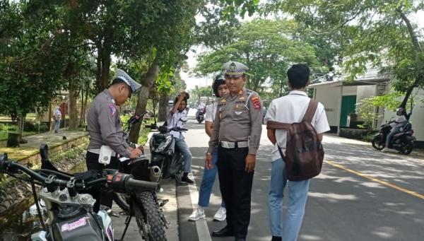 Satlantas Polres Lombok Barat Tilang Pelajar yang Hendak Balap Liar