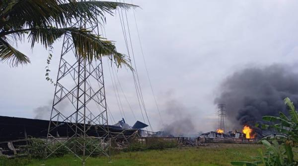 Kabel SUTET Terputus Akibat Kebakaran Pabrik Busa di Kabupaten Cirebon