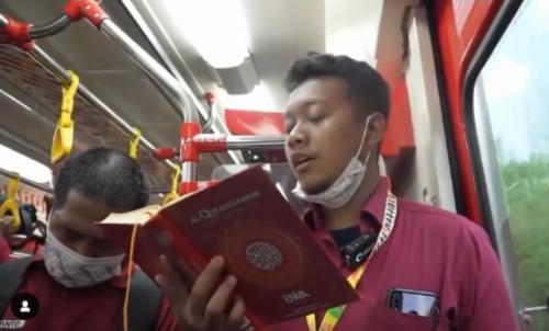 Viral Muda Mudi Mengaji di Dalam Kereta Solo-Yogyakarta 