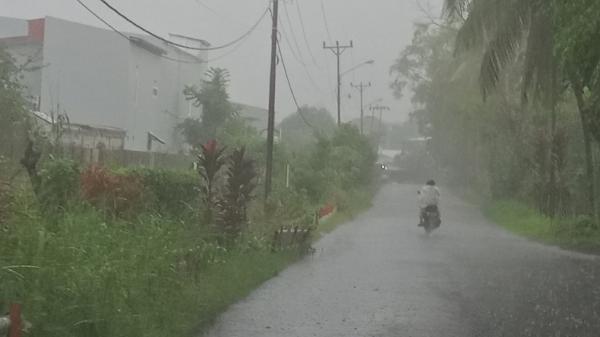 Hujan Disertai Angin Kencang Masih Terjadi di Wilayah Kabupaten Alor, Warga Diminta Waspada.