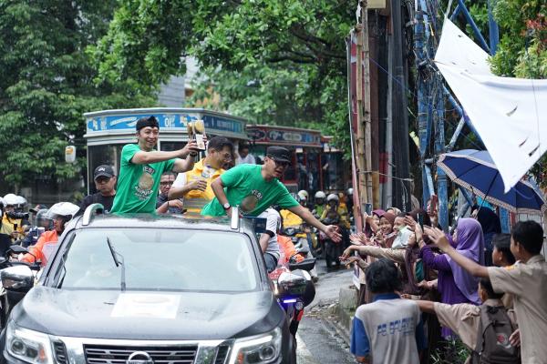 Ribuan Warga Kota Bogor Tumpah Ruah di Pinggir Jalan Raya Sambut Iring-iringan Pawai Piala Adipura
