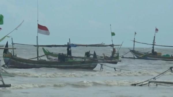 Cuaca Buruk Ombak Tinggi, Nelayan Tradisional Berhenti Melaut