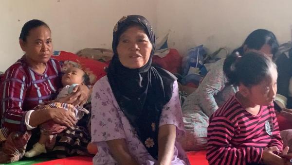Pengungsi Tanah Retak Sawoo Ponorogo Butuh Pakaian dan Perlengkapan Bayi