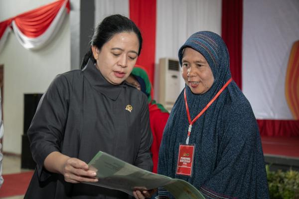 Bagikan Sertifikat ke Warga Cianjur, Ketua DPR RI Puan Maharani Mewanti Petugas Jangan Ada Pungli