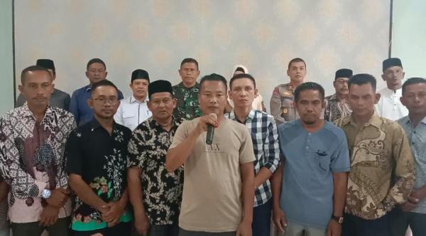 Pengantin Gunakan Sajadah Untuk Berjalan Saat Acara Pernikahan Meminta Maaf di Aceh Tamiang