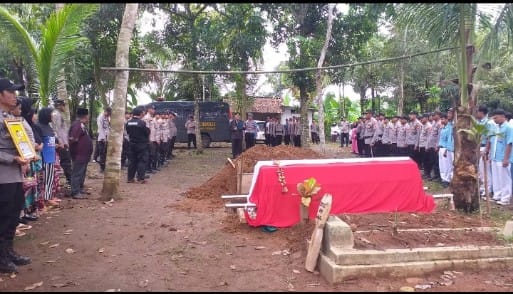 Inalilahi! Anggota Polsek Cikeusal meninggal, Kapolsek serta Jajaran Ikuti Proses Upacara Pemakaman