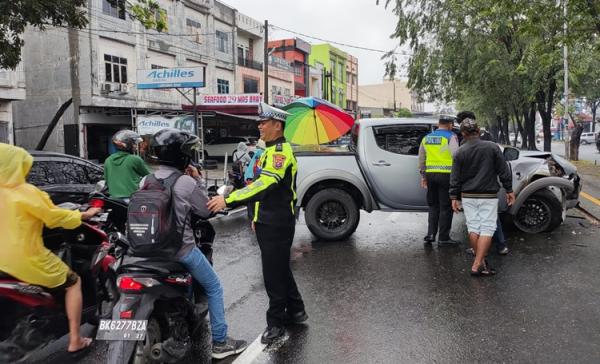 Pecah Ban, Mobil Berpenumpangkan Ibu dan Anak Hantam Median Jalan 
