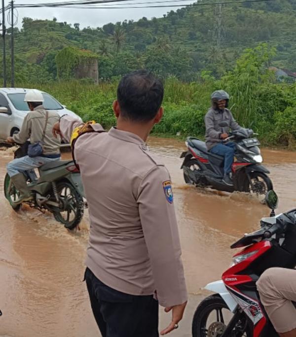 Ruas Jalan Terendam Banjir, Kapolsek Puloampel Turun Langsung Atur Lalin