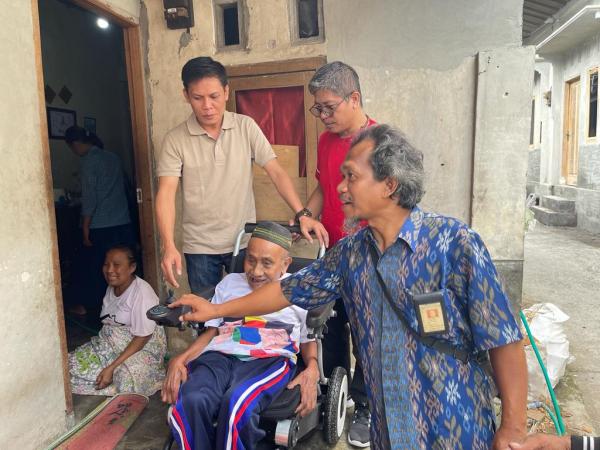 Gandeng Kemensos RI, Puluhan Kursi Roda Dibagikan Cuma-cuma bagi Disabilitas di Lombok Timur