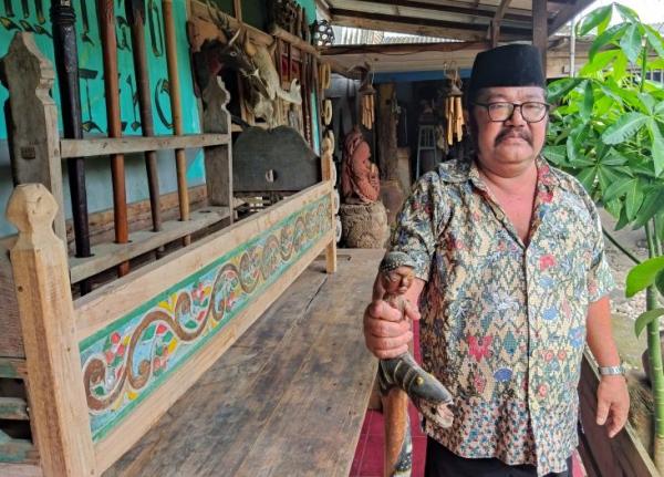 10 Tahun Lebih Pria Tulungagung Koleksi Tali Pocong Untuk Kesaktian ...