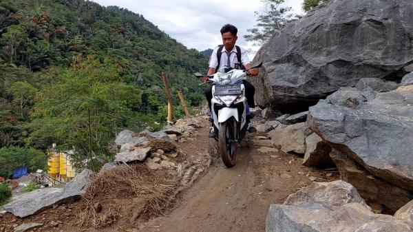 Tertutup Batu Raksasa, Ratusan Anak Sekolah dan Warga Bertaruh Nyawa Lintasi Jurang di Tana Toraja