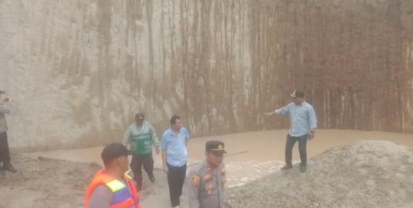 Kapolsek Mancak Evakuasi Bocah Korban Tenggelam di Area Bekas Galian Pasir