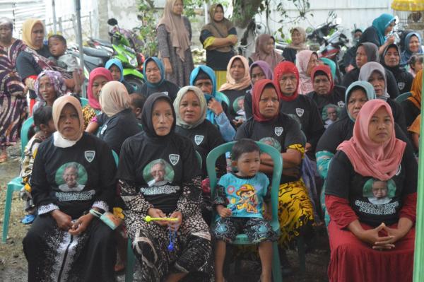 Peduli Ibu-Ibu Pra Sejahtera, Komunitas Warung Tegal Pendukung Ganjar Beri Bantuan di Bangkalan