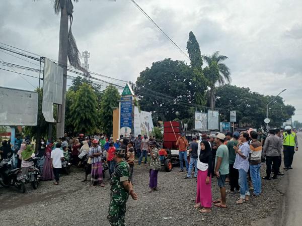 Demo Kantor Kecamatan Paiton, Warga Sidodadi Tuntut Pj Kades Dicopot