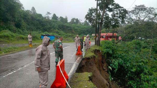 Diguyur Hujan, Bahu Jalan di Jalur SSB Cepogo Boyolali Longsor