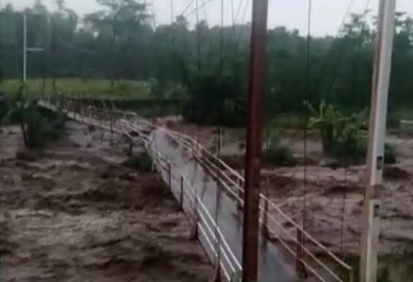 Jembatan Penghubung Dua Kecamatan di Probolinggo Nyaris Putus Diterjang Banjir