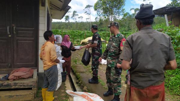 TNI Berbagi Sejumlah Nasi Box Kepada Para Petani, Lebih Mendekatkan Diri Dengan Masyarakat
