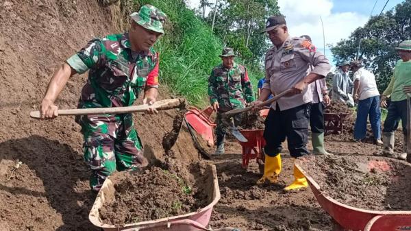 Polres Boyolali dan TNI Kerja Bhakti Bersihkan Material Longsor Di Lereng Gunung Merbabu