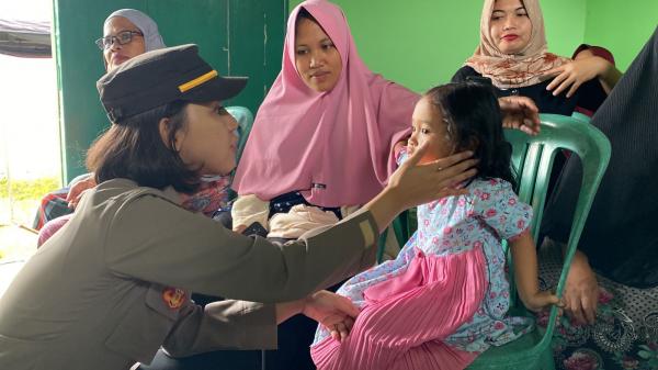 Dokter Tara, Polwan Cantik Beri Trauma Healing Kepada Anak-anak Korban Puting Beliung di Lamsel