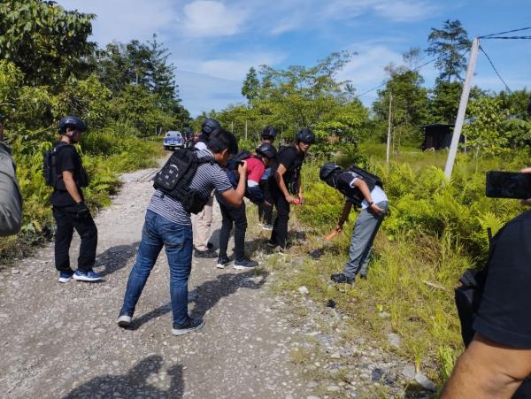 Gelar Olah TKP, Polisi Temukan Bercak Darah dan Senjata Tajam di Lokasi Penembakan Personel TNI